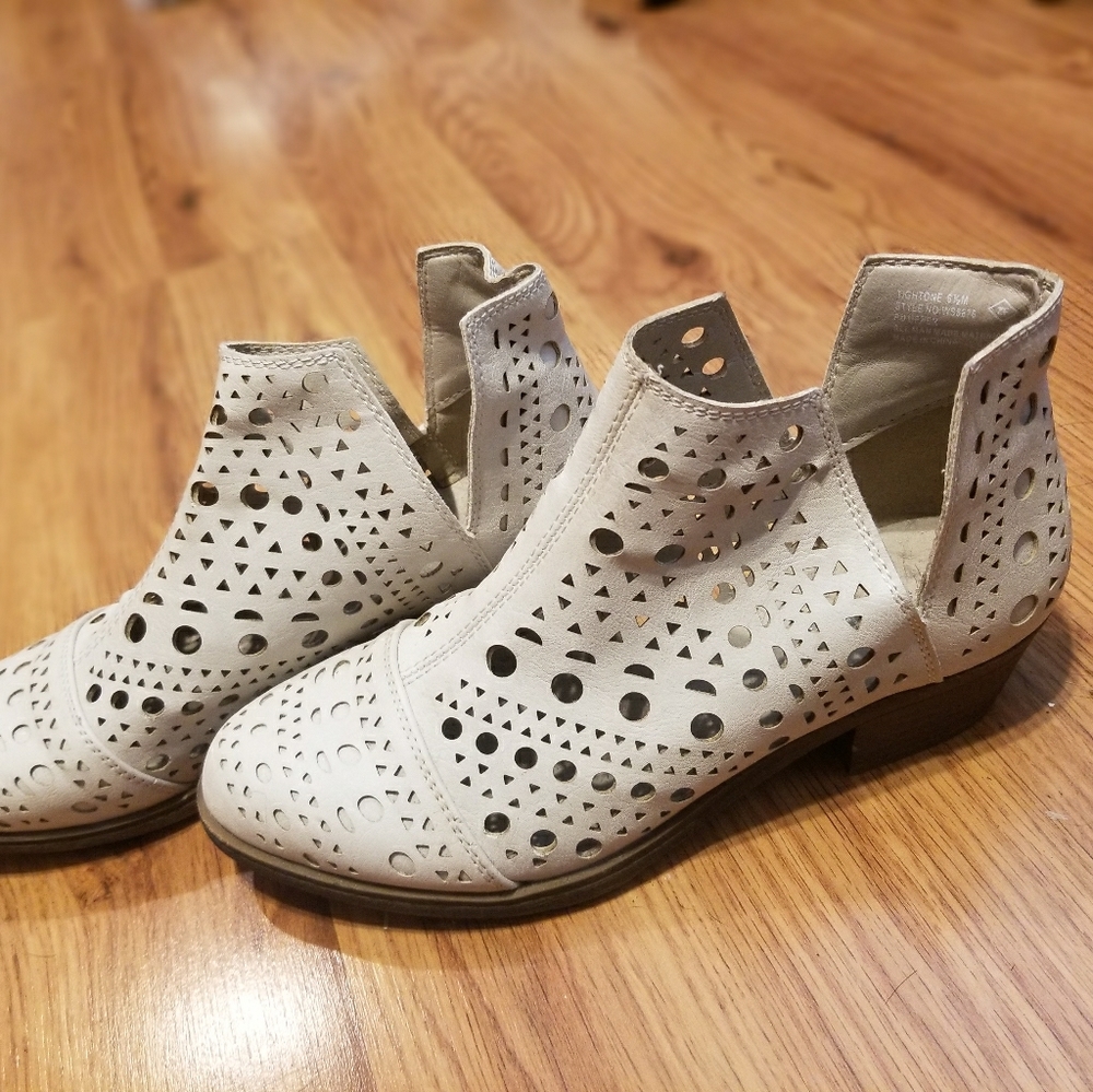 Rampage Cream Ankle Booties